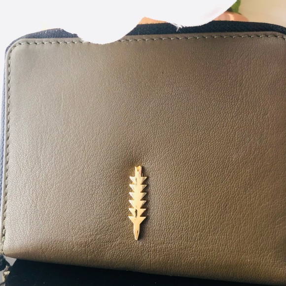 🎀 Thacker Ciara Compact Bi-Fold Zip Wallet - Picture 2 of 6